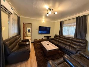 TV a/nebo společenská místnost v ubytování Muni Residences Ug
