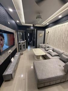 TV a/nebo společenská místnost v ubytování Sams Luxe Homestay