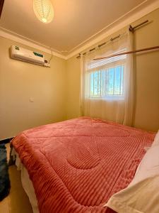 Postel nebo postele na pokoji v ubytování Muni Residences Ug + 9 fotografií