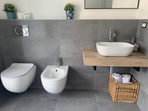 Un baño con lavabo blanco y inodoro. en MILANO 71 HOME, en Milán