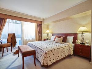 Postel nebo postele na pokoji v ubytování The Pamodzi Hotel