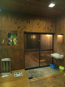 bagno con porta in vetro e lavandino di 旅館青柳 海越し立山連峰の雪山絶景で休もう a Himi Altre 37 foto