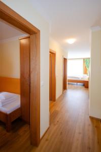 Rúm í herbergi á Hotel Ossiacher See