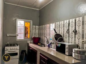 kuchnia z kuchenką i blatem w obiekcie Appartement Bruno, 2 Chambres w mieście Jaunde +1 zdjęcie