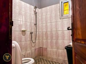 łazienka z prysznicem i toaletą w obiekcie Appartement Bruno, 2 Chambres w mieście Jaunde