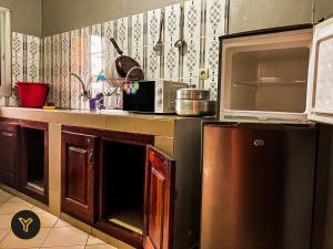 kuchnia z lodówką i mikrofalówką w obiekcie Appartement Bruno, 2 Chambres w mieście Jaunde