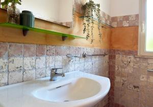 Tortoreto AltoにあるHolihome Vascello B25の白い洗面台と鏡のあるバスルーム +37枚の写真