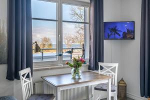 TV a/nebo společenská místnost v ubytování Ferienwohnung "Ostseeblick"