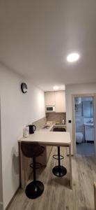 cocina con mesa y 2 taburetes en Apartmani Masline, en Međugorje 7 fotos más