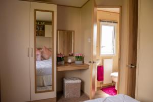 Vannituba majutusasutuses Kazs hot tub retreat