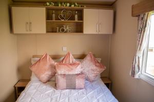 Voodi või voodid majutusasutuse Kazs hot tub retreat toas