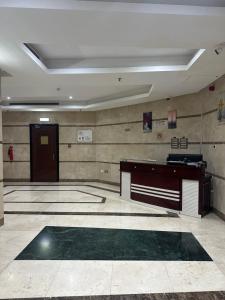 迪拜Lotel Al Barsha 1 at the Mall的一间有桌子和门的大房间