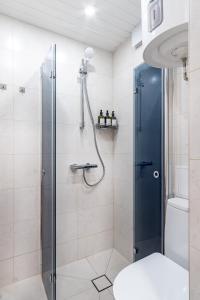 Koupelna v ubytování Designer studio apartment in the heart of the city - free parking! + 15 fotografií