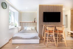 Postel nebo postele na pokoji v ubytování Designer studio apartment in the heart of the city - free parking!