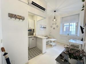 biała kuchnia ze zlewem i blatem w obiekcie Encantador apartamento en el centro de Sevilla w Sewilli