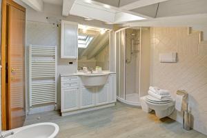 ein Badezimmer mit Waschbecken, Dusche und Toilette in der Unterkunft Agriturismo Cascina Crocelle - Lake View and Heated Pool in Padenghe sul Garda