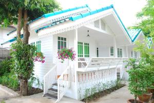 een wit huis met een blauw dak bij Baan Luang Harn in Phra Nakhon Si Ayutthaya