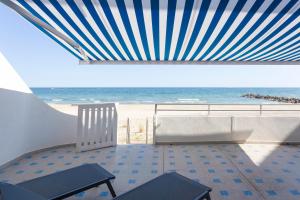 a room with a view of the beach at Sublime appartement face à la mer avec accès plage in Palavas-les-Flots