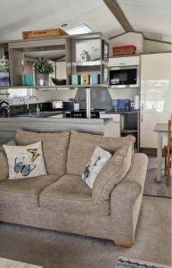 Η κουζίνα ή μικρή κουζίνα στο Holly van- Executive van with stunning views across the bay