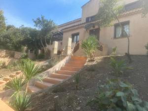 Un conjunto de escaleras que conducen a una casa en Pervenche, en Marsella