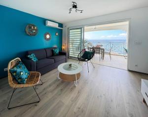 Uma área de estar em T3 Bleu Lagoon vue époustouflante, Bord de mer