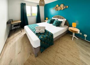 Cama ou camas em um quarto em T3 Bleu Lagoon vue époustouflante, Bord de mer