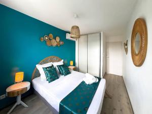 Cama ou camas em um quarto em T3 Bleu Lagoon vue époustouflante, Bord de mer