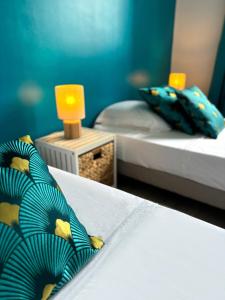 Cama ou camas em um quarto em T3 Bleu Lagoon vue époustouflante, Bord de mer