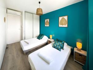 Cama ou camas em um quarto em T3 Bleu Lagoon vue époustouflante, Bord de mer