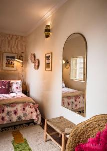 Postel nebo postele na pokoji v ubytování Riad Dar Vevé - Design, style & relax in Dar el Bacha