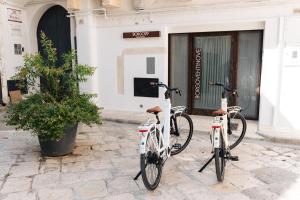 two bikes parked in front of a building at Borgo 29 in Gravina in Puglia
