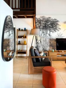TV/trung tâm giải trí tại Le Grand Bleu T5 Haut standing, vue mer et pieds dans l'eau