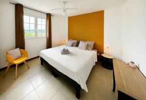 Giường trong phòng chung tại Le Grand Bleu T5 Haut standing, vue mer et pieds dans l'eau
