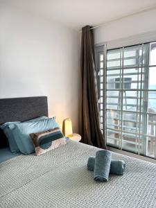 Giường trong phòng chung tại Le Grand Bleu T5 Haut standing, vue mer et pieds dans l'eau