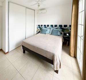 Giường trong phòng chung tại Le Grand Bleu T5 Haut standing, vue mer et pieds dans l'eau