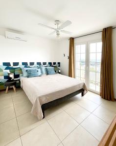 Giường trong phòng chung tại Le Grand Bleu T5 Haut standing, vue mer et pieds dans l'eau