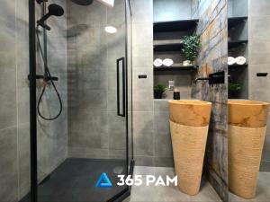 une douche avec deux grands vases dans une salle de bain dans l'établissement 365PAM - Studio Białe i Czarne w Dominikanie Przy Morzu, à Sianożęty