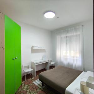Postel nebo postele na pokoji v ubytování ESSENTIAL ROOM & PARKING in Centro Città con Parcheggio Privato e WIFI