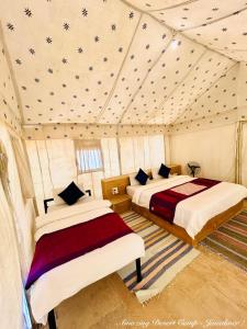 Postel nebo postele na pokoji v ubytování Amazing Desert Camp