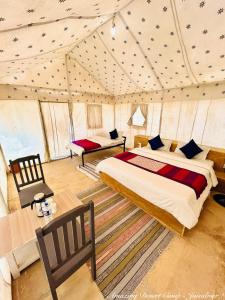 Postel nebo postele na pokoji v ubytování Amazing Desert Camp