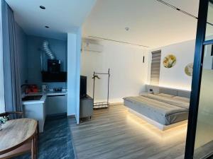 Yunqi Canghai Yunyin Secret Realm Jianbai Art Designer Travel and Vacation Beautiful Homestay Erhai Store客房内的一张或多张床位