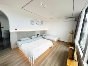 Yunqi Canghai Yunyin Secret Realm Jianbai Art Designer Travel and Vacation Beautiful Homestay Erhai Store客房内的一张或多张床位