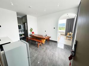 大理Yunqi Canghai Yunyin Secret Realm Jianbai Art Designer Travel and Vacation Beautiful Homestay Erhai Store的带桌子和镜子的餐厅