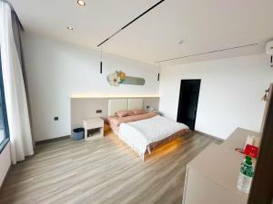 Yunqi Canghai Yunyin Secret Realm Jianbai Art Designer Travel and Vacation Beautiful Homestay Erhai Store客房内的一张或多张床位