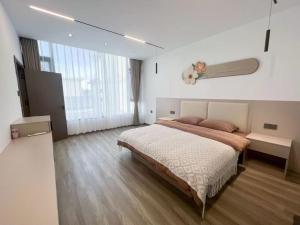 Yunqi Canghai Yunyin Secret Realm Jianbai Art Designer Travel and Vacation Beautiful Homestay Erhai Store客房内的一张或多张床位