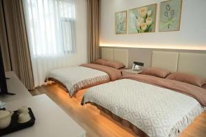 Yunqi Canghai Yunyin Secret Realm Jianbai Art Designer Travel and Vacation Beautiful Homestay Erhai Store客房内的一张或多张床位