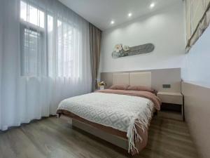 Yunqi Canghai Yunyin Secret Realm Jianbai Art Designer Travel and Vacation Beautiful Homestay Erhai Store客房内的一张或多张床位