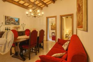 カステッルッツォにあるVilla Gheta presso Riserva Orientata Monte Cofanoの赤いソファとテーブルのあるリビングルーム