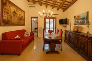 カステッルッツォにあるVilla Gheta presso Riserva Orientata Monte Cofanoの赤いソファとテーブルのあるリビングルーム