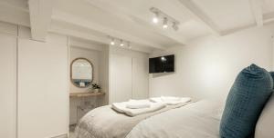 un dormitorio con una cama con dos almohadas. en VITAMYN SEA, 4 bed house, Sleeps 8, Sea views, 5 min walk to harbour and beaches, en St Ives